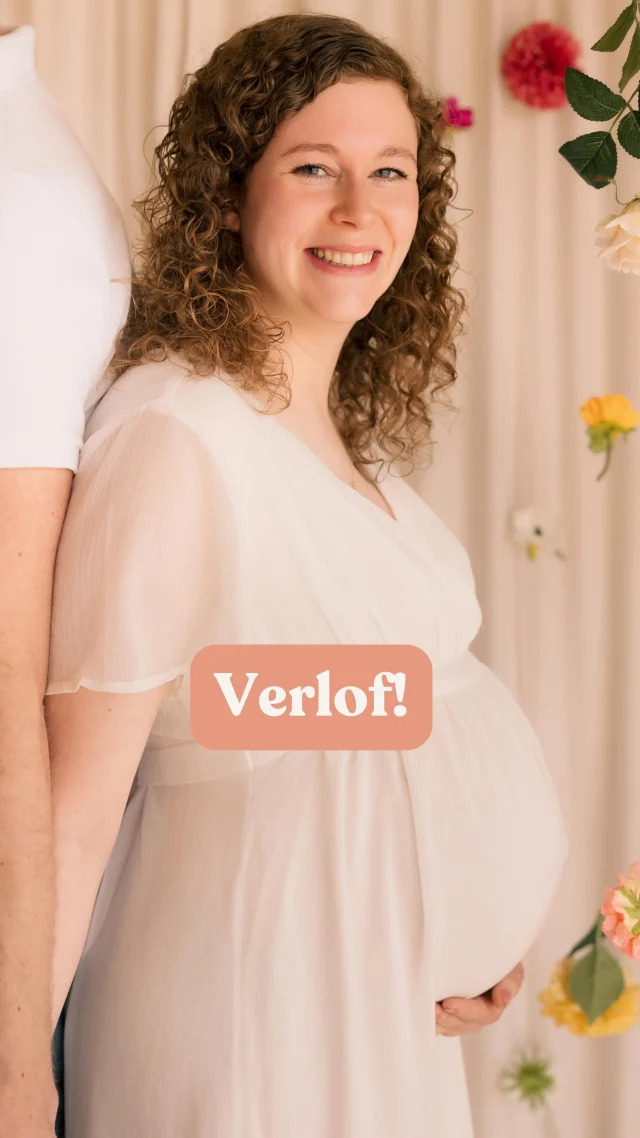Ik ben met verlof! 🤰🏼
Eigenlijk al 3 weken, maar ik was aan het wachten op de shootfoto’s van de geweldige @des_vu_fotografie Dankjewel Kelly, echt heel blij mee 💖 We delen niet alle foto’s ivm privacy maar mega blij met het eindresultaat.
Dus hier nog even Insta official dat ik met zwangerschapsverlof ben. Ik ga Insta er afgooien (en af en toe vast wel eventjes downloaden en erop spieken), maar wil niet veel meer op social media zitten. 
Inmiddels 35 weken en ik zit steeds meer in mijn bubbel. Druk bezig met wasjes, kleren sorteren, opruimen en alles baby klaar maken. Ook probeer ik nog zoveel mogelijk te genieten van ons drietjes en waar kan leuke dingen samen doen, want over een paar weekjes zijn we met z’n vieren. Ik merk dat ik daar ook naar uit kijk! 💖
Ik zal ongeveer eind juni denk ik weer rustig aan starten met werken, maar dat voelt nu nog heel ver weg.